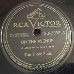 The Three Suns - On The Avenue / Sentimental Souvenir Mp3